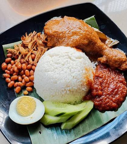 Nasi Berlauk Gulai Ayam